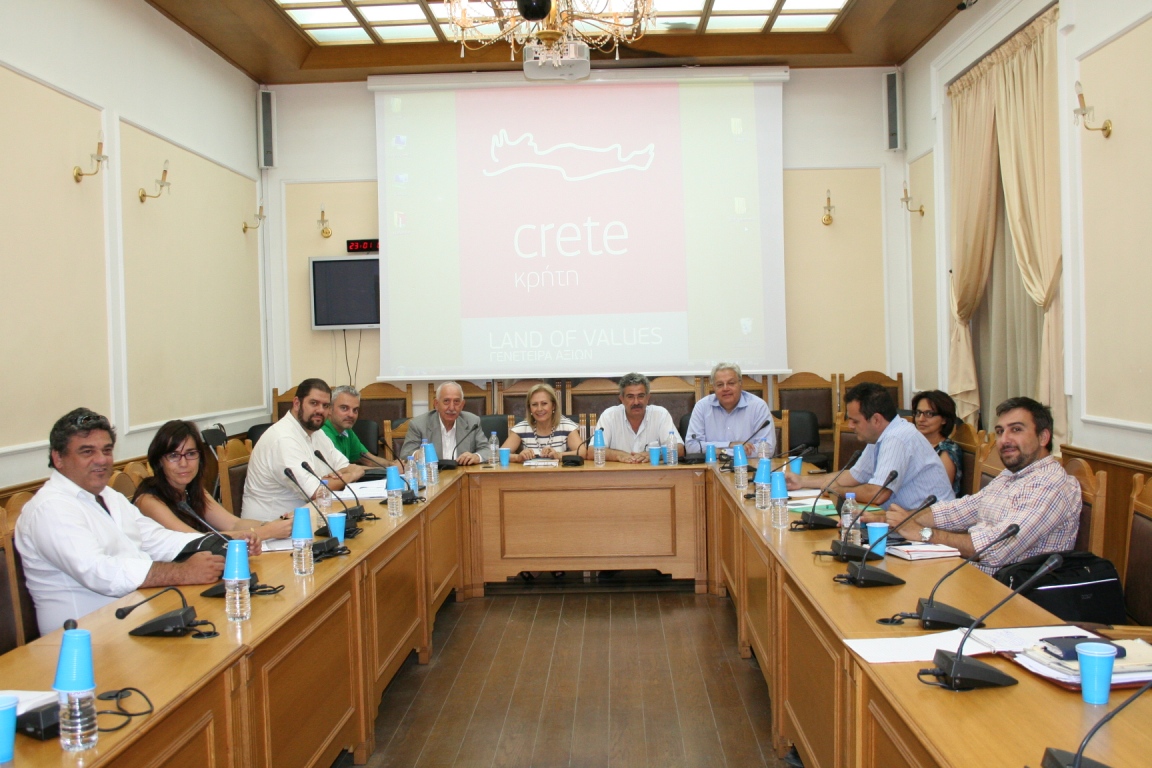 Η αντιπεριφερειάρχης πρωτογενή τομέα Θεανώ Βρέντζου-Πρόεδρος της ‘Αγροδιατροφικής Σύμπραξης’- στη συνάντηση που έγινε στην Περιφέρεια Κρήτης με την συμμετοχή των εκπροσώπων των φορέων πιστοποίησης που συνεργάζονται με την εταιρία.