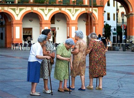 elderly women cordoba 435x320 | Add Olive Oil, Live Longer | olive oil health news 